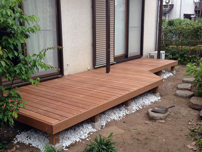 庭先のウッドデッキ